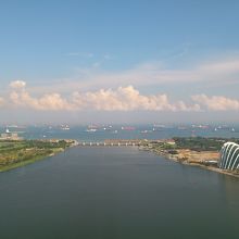 往来するタンカーが見えます。