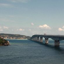 大橋、遠くに古宇利島