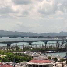 古宇利島から大橋を望む