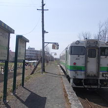 来た列車が札幌方面へと帰っていきます