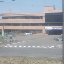 車窓から由仁町役場が見られます