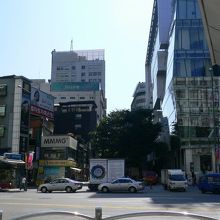 向かって右手がロッテ百貨店です