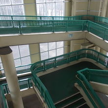 自転車用の通路と歩行者用階段