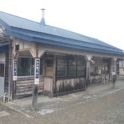 立派な木造駅舎が現存している駅です