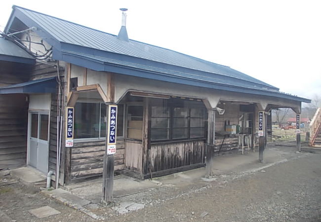 立派な木造駅舎が現存している駅です