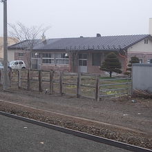 ホーム側から望む駅舎