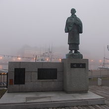 啄木の碑も建物脇にあります
