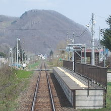 紅葉山と単式ホームのコラボです