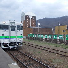 駅舎とホームの様子