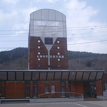 正面から眺めた駅舎兼生涯学習館