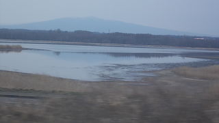 国道沿いに横長に広がる湖です