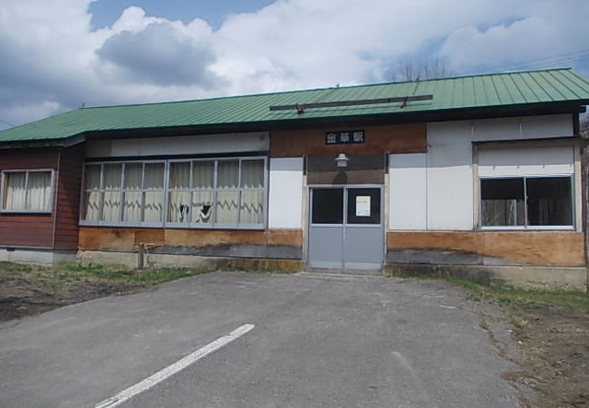 常紋トンネルの悲しい歴史を今に伝える駅です