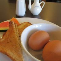 無料朝食。これにコーヒーか紅茶がセルフサービスで。