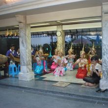 奉納のタイ舞踊