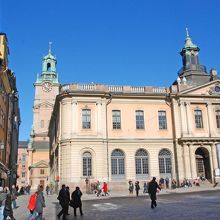 ノーベルミュージアムは大聖堂の前にある