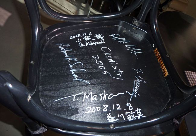 カフェのイスの裏に書かれた受賞者のサイン