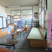 長井駅の待合室にはたたみもあります