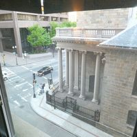 向かい側は教会