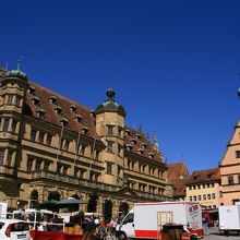 復活祭で屋台が出ていて観光客が大勢集まりました。