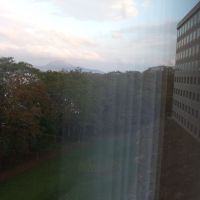 左右に長く広がっているホテルです。