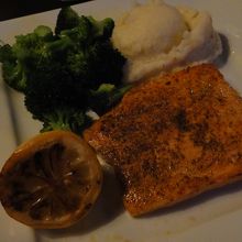 グリルドサーモンてゆーか、サケのムニエルw