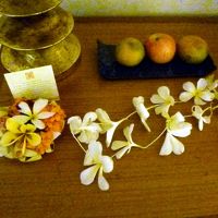 ウェルカムフルーツとフロントで頂いたプルメリアのレイ