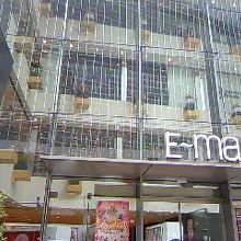 1階入り口にてパチリ♪