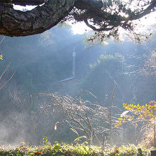 朝もやに霞む三重塔相輪
