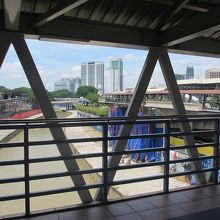 駅の人に紹介された連絡通路（右奥）は閉鎖中でした。