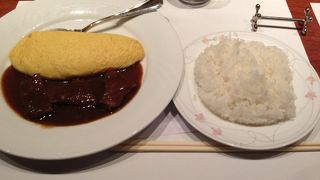 接客は問題ないですが、並ぶ時間と労力が気になります。