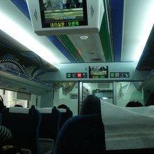 車内の様子。座席は割とゆったりです。