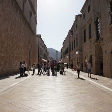 昼間の通り、暑いです・・・