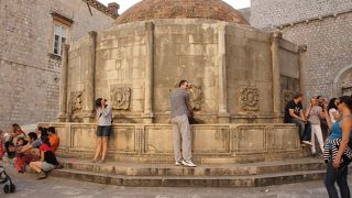 飲料水が流れ出してます
