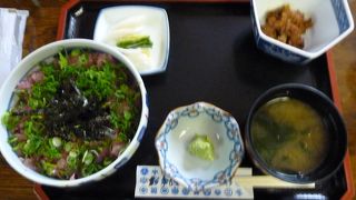 新鮮な魚とおそばがおいしいです。