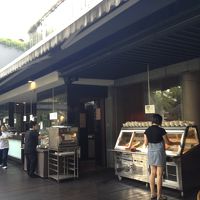 朝食会場　半分は外です。