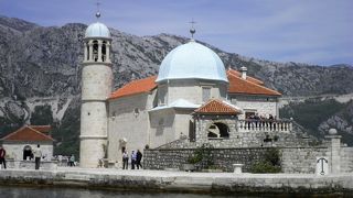 ポカ・コトルスカ湾に浮かぶ印象的な教会