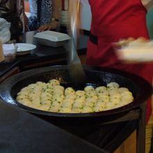 大きな鍋で揚げてるそばから、飛ぶように売れていきます