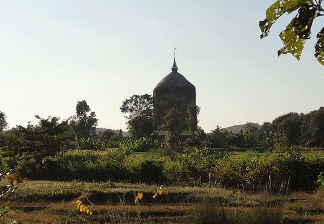 牛車に乗って遺跡めぐり　古代ピュー王国の遺跡群