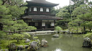 趣のある建物と砂利の砂紋と垣が素晴らしい