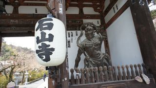 境内奥に資料館があり、「源氏物語」の詳しい解説