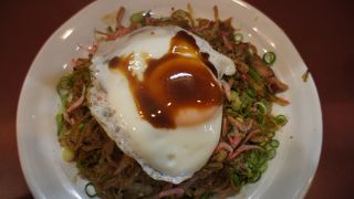 ソースの利いた焼そばでキリリと仕上げられていました