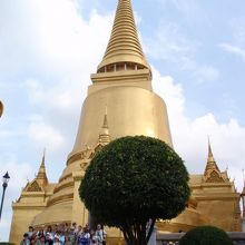 金の仏塔、きらびやかです