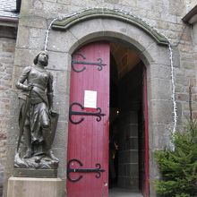 サン・ピエール教会の前に立つジャンヌ・ダルク像