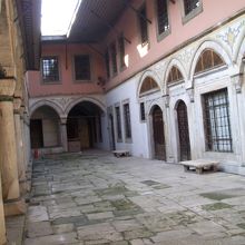 この小部屋に女性たちが暮らしている。