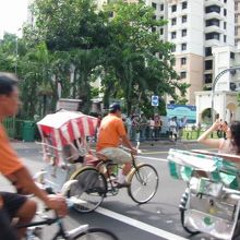 結構なスピードで走り去ります