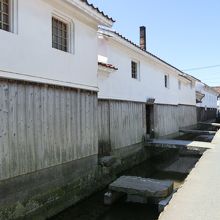 土蔵の中にお店が入っています