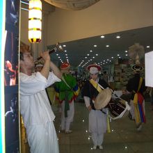 公演のあとに出演者がロビーに出てきてくれました