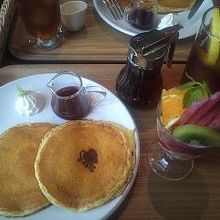 パンケーキとミニフルーツパフェと紅茶のセット