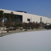 博物館前の池より