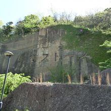 この岩場に掘られたトンネルを抜けるとミュージアムです